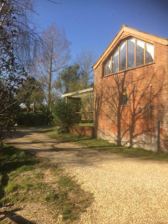 Ralph'S Barn Villa Newport  Exterior photo